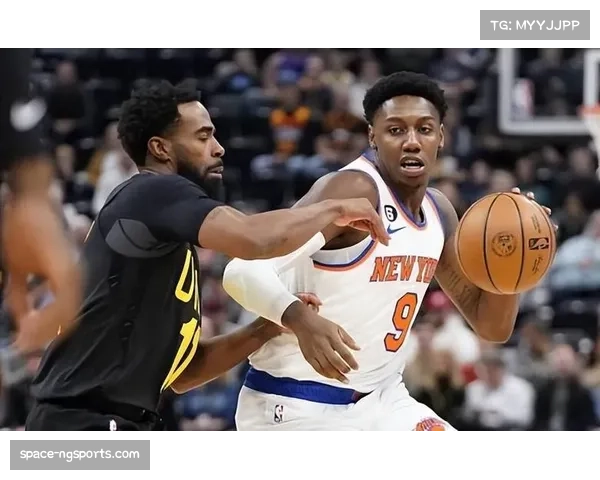 尼克斯悍将哈特临上场将双胞胎小孩托付队友罗宾逊照料，板凳席画面逗趣