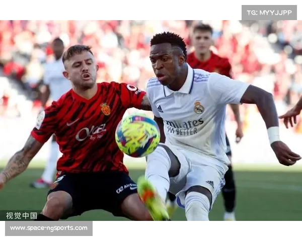 维尼修斯禁区内倒地引争议,裁判判罚引发双方争执 维尼修斯禁区内倒地引争议,裁判判罚引发双方争执