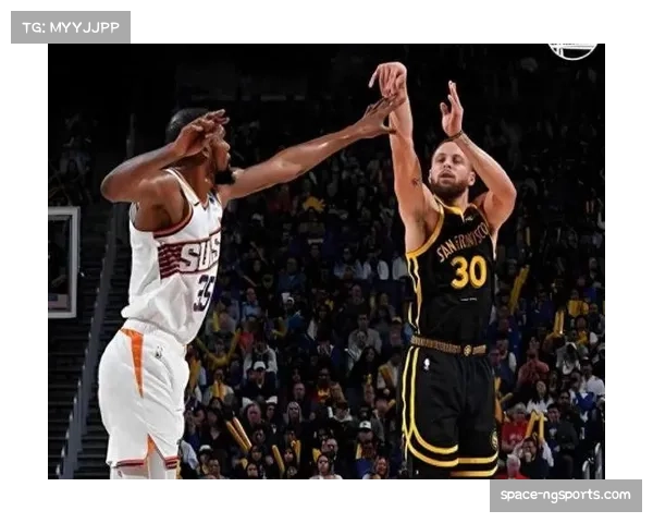 库里四分卫长传格林反击，勇士团队协作显艺术性