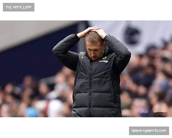 镜头捕捉：场边助教通过平板电脑向球员即时展示对手进攻效率热区图